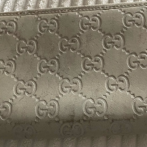 COPY - Gucci Beige Embossed Leather Wallet - Picture 2 of 3